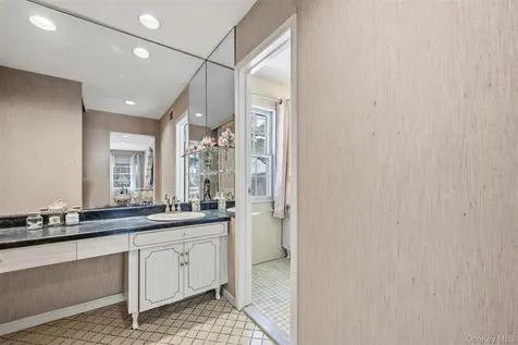 8 Pine Drive Great Neck NY 11021