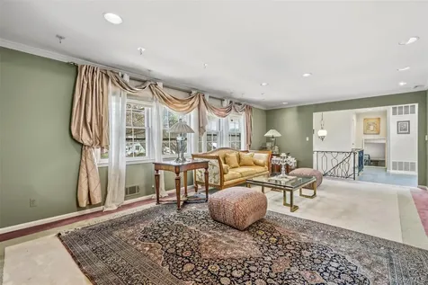 8 Pine Drive Great Neck NY 11021