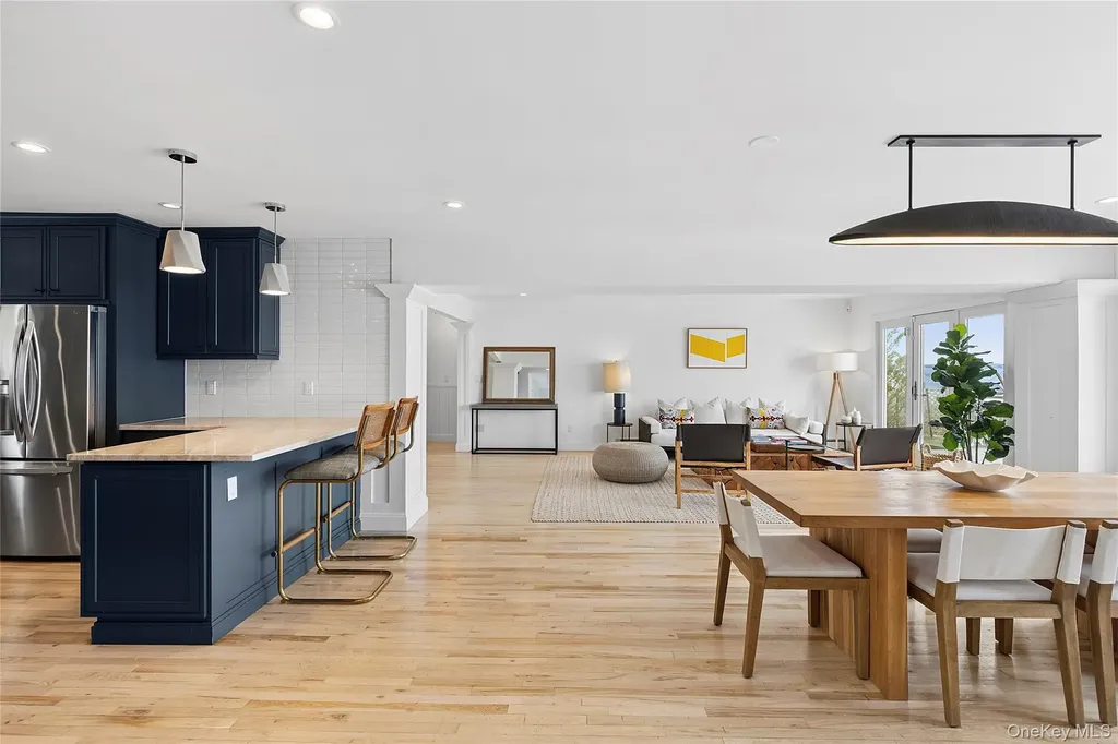 10 Barrett Drive Hampton Bays NY 11946