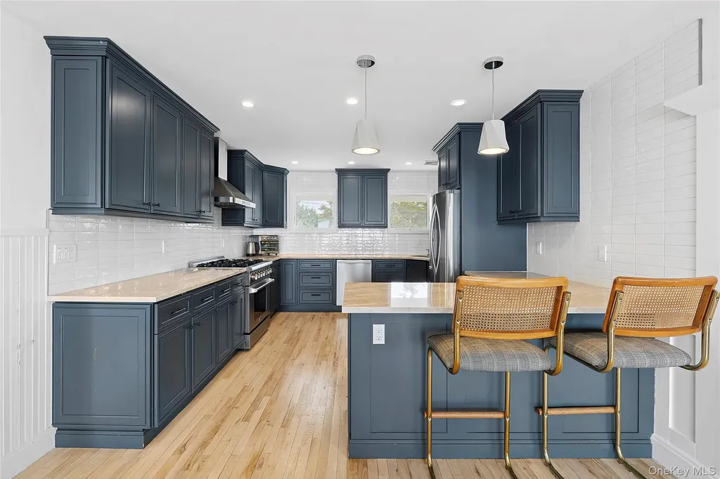 10 Barrett Drive Hampton Bays NY 11946