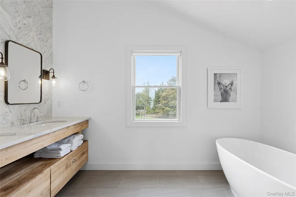 10 Barrett Drive Hampton Bays NY 11946
