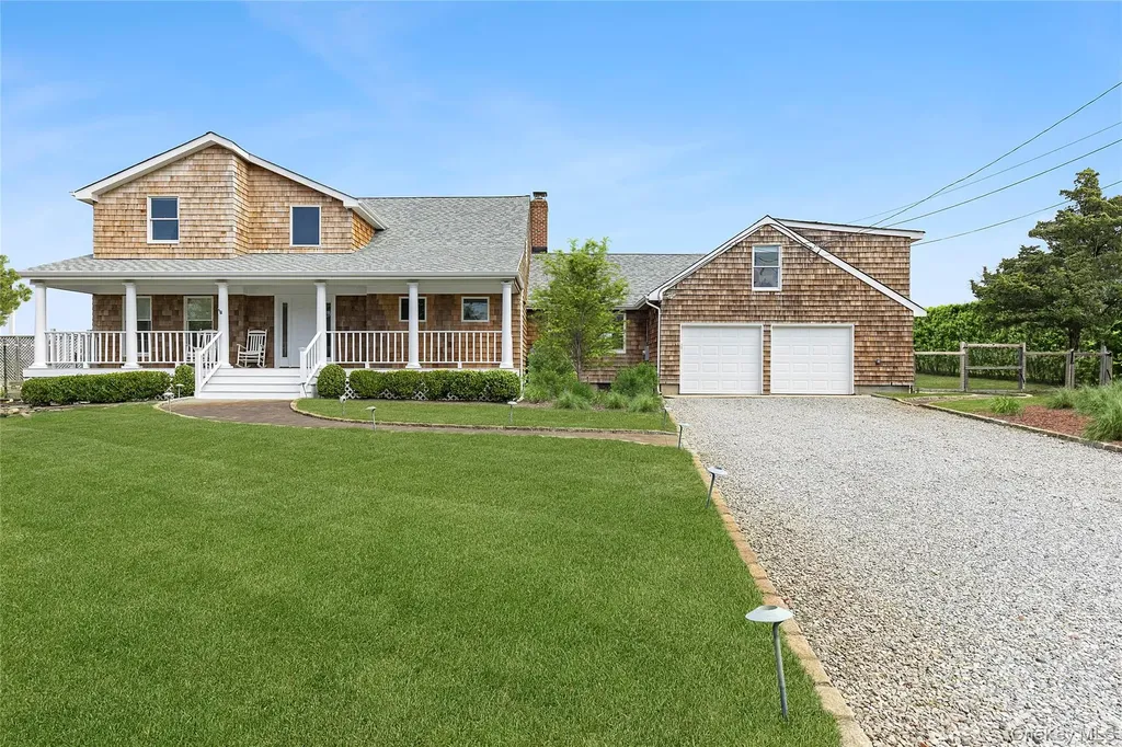 10 Barrett Drive Hampton Bays NY 11946