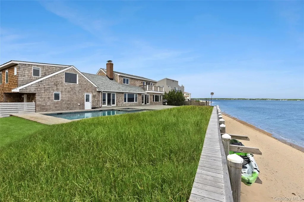 10 Barrett Drive Hampton Bays NY 11946