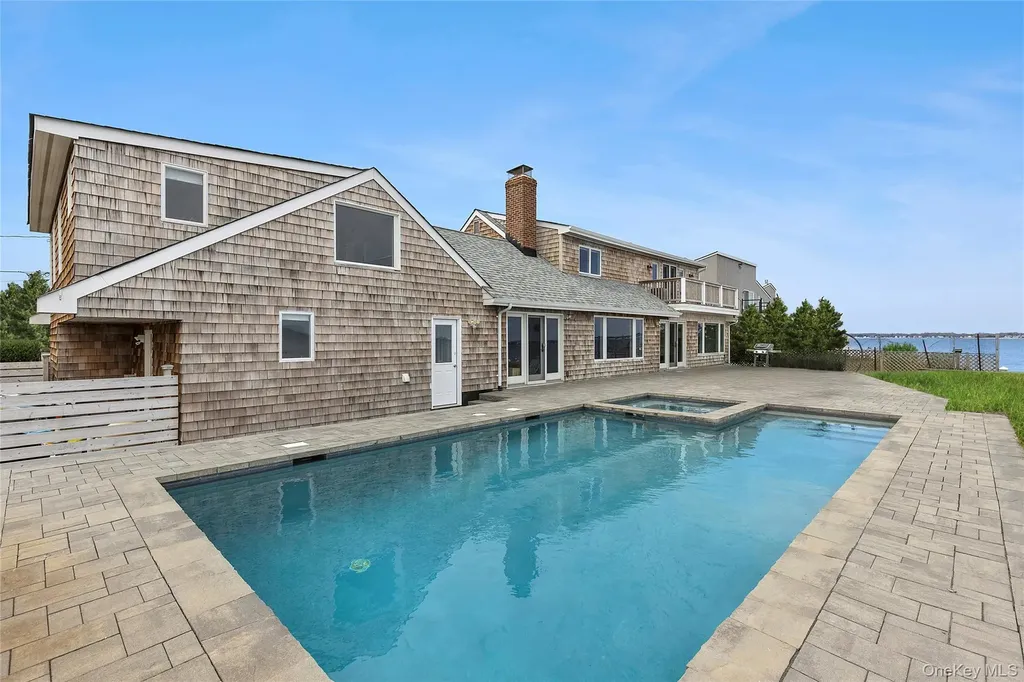 10 Barrett Drive Hampton Bays NY 11946
