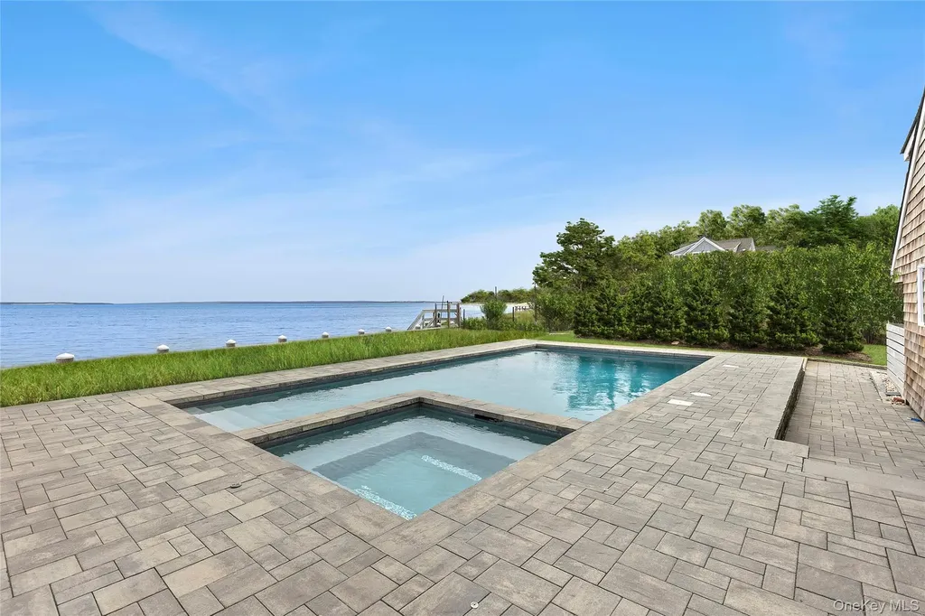 10 Barrett Drive Hampton Bays NY 11946