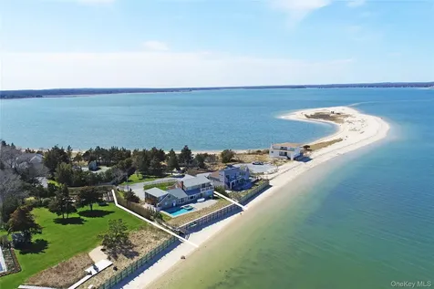 10 Barrett Drive Hampton Bays NY 11946