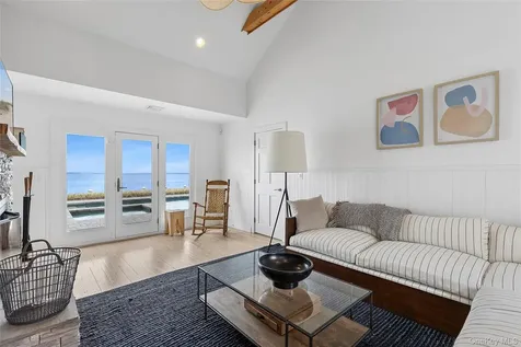 10 Barrett Drive Hampton Bays NY 11946