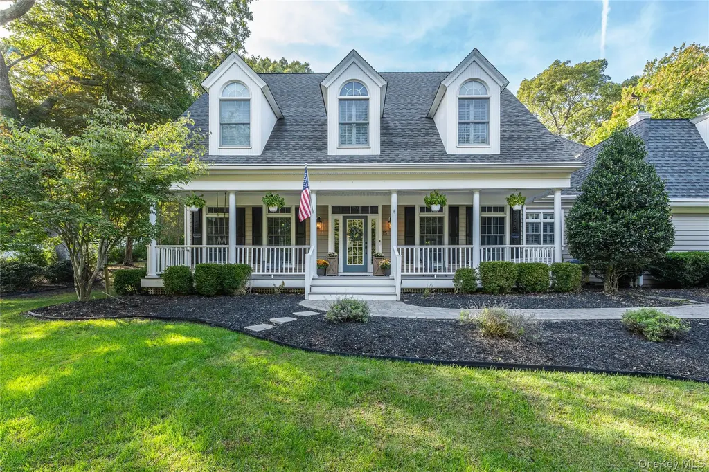 15 Crescent Court Wading River NY 11792
