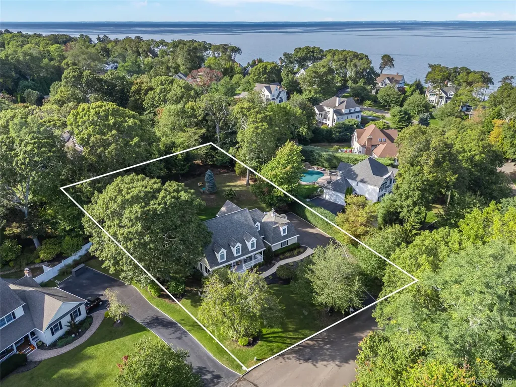 15 Crescent Court Wading River NY 11792