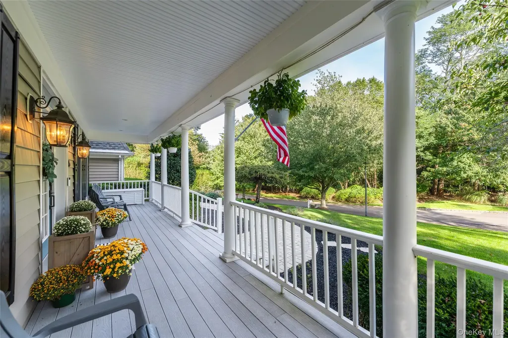 15 Crescent Court Wading River NY 11792