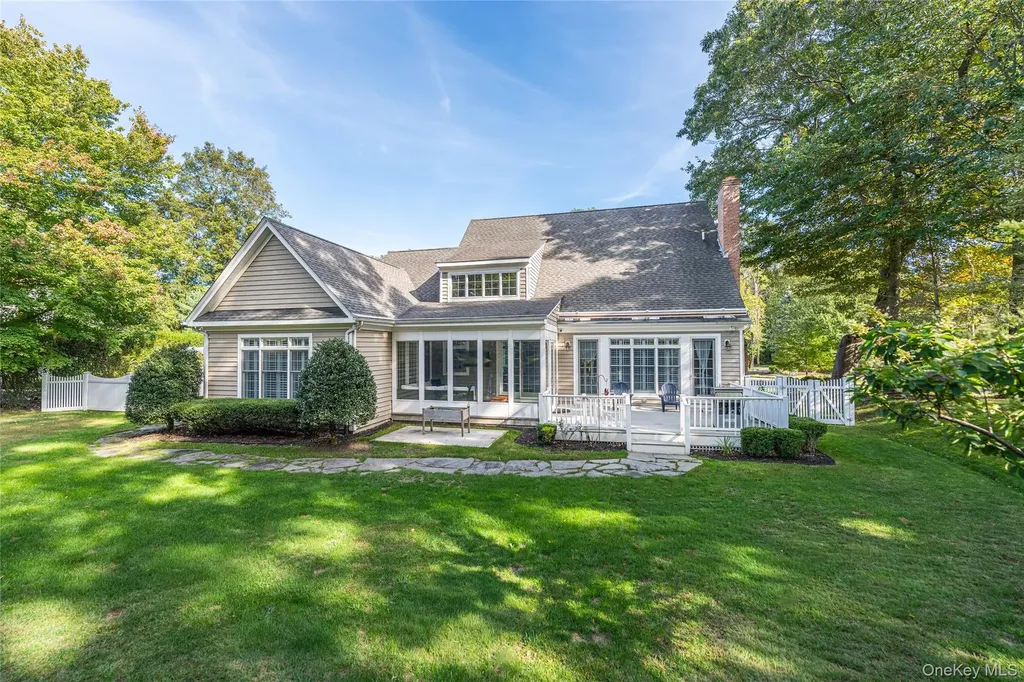 15 Crescent Court Wading River NY 11792