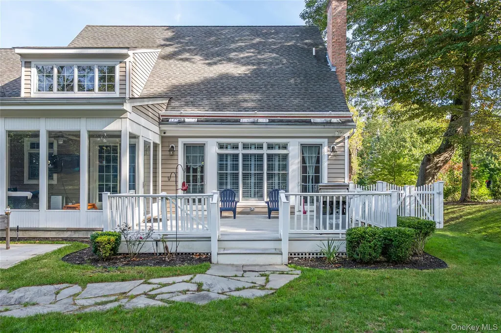 15 Crescent Court Wading River NY 11792