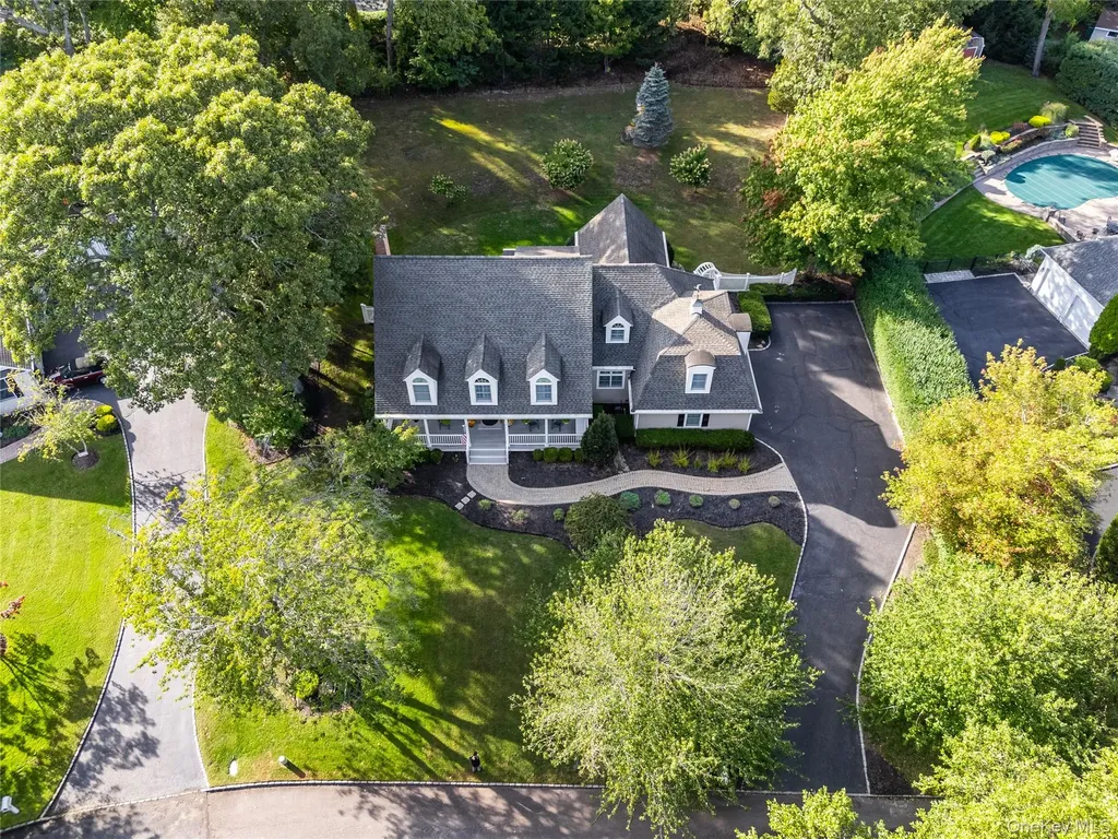 15 Crescent Court Wading River NY 11792