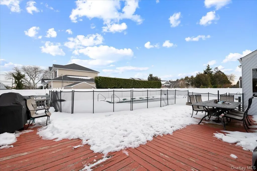5 Lafayette Place Massapequa NY 11758