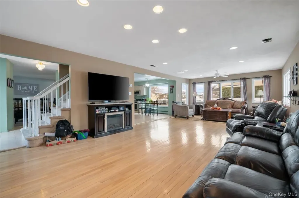 5 Lafayette Place Massapequa NY 11758