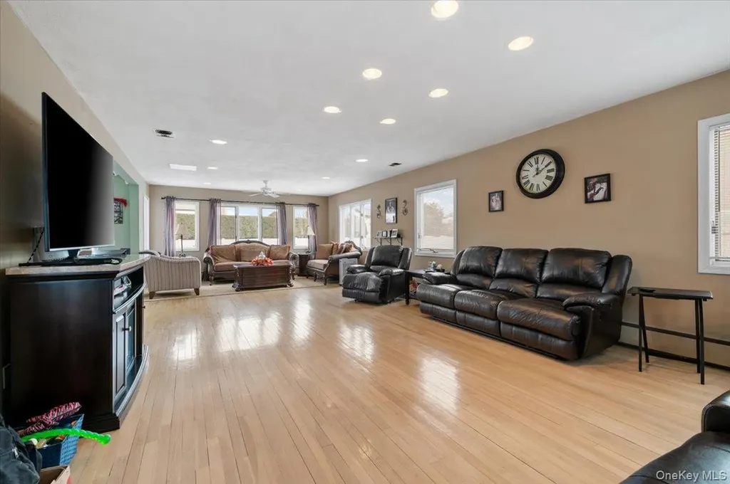 5 Lafayette Place Massapequa NY 11758