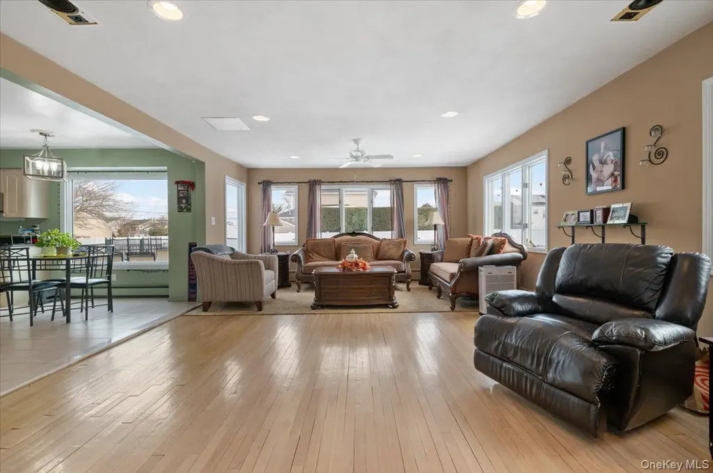 5 Lafayette Place Massapequa NY 11758