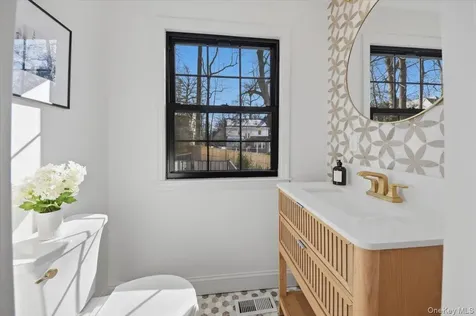 18 Lakeside Drive New Rochelle NY 10801