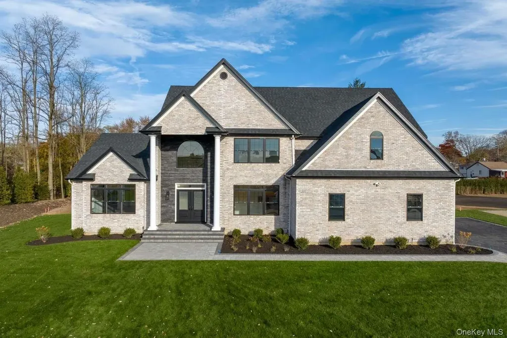 457 Pond Path East Setauket NY 11733