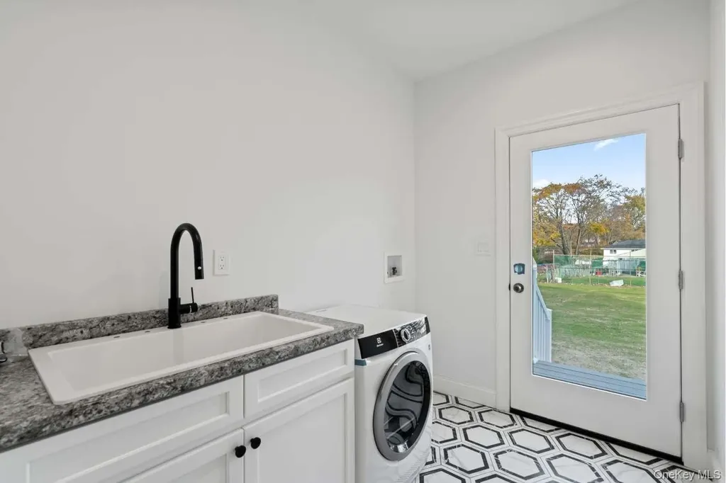 457 Pond Path East Setauket NY 11733