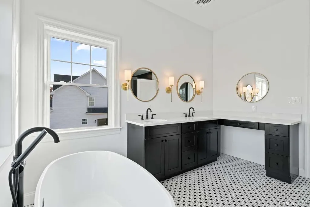 457 Pond Path East Setauket NY 11733