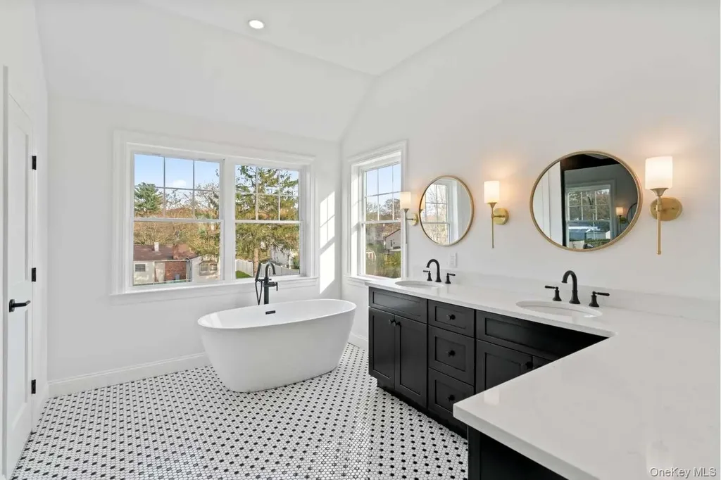 457 Pond Path East Setauket NY 11733