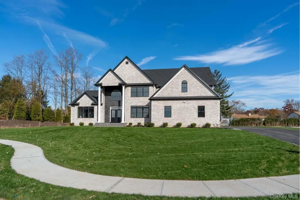 457 Pond Path East Setauket NY 11733