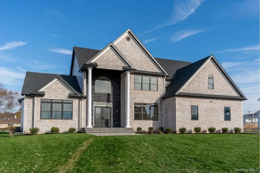 457 Pond Path East Setauket NY 11733