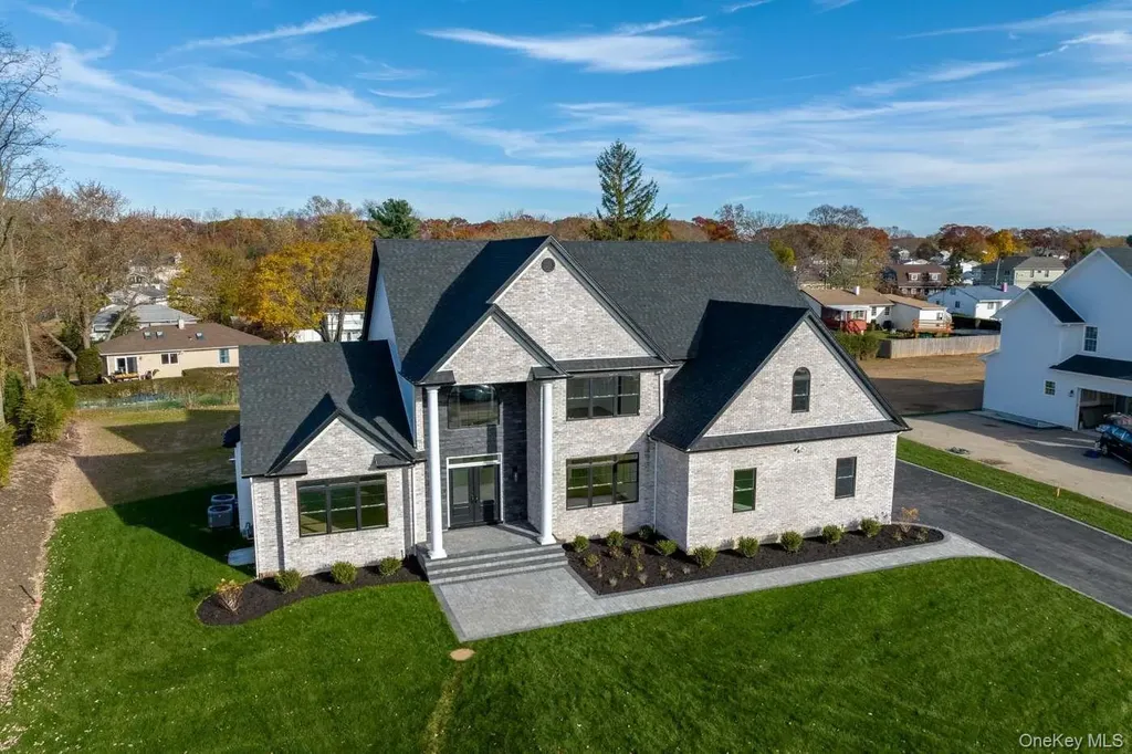 457 Pond Path East Setauket NY 11733