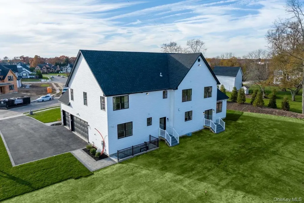 457 Pond Path East Setauket NY 11733