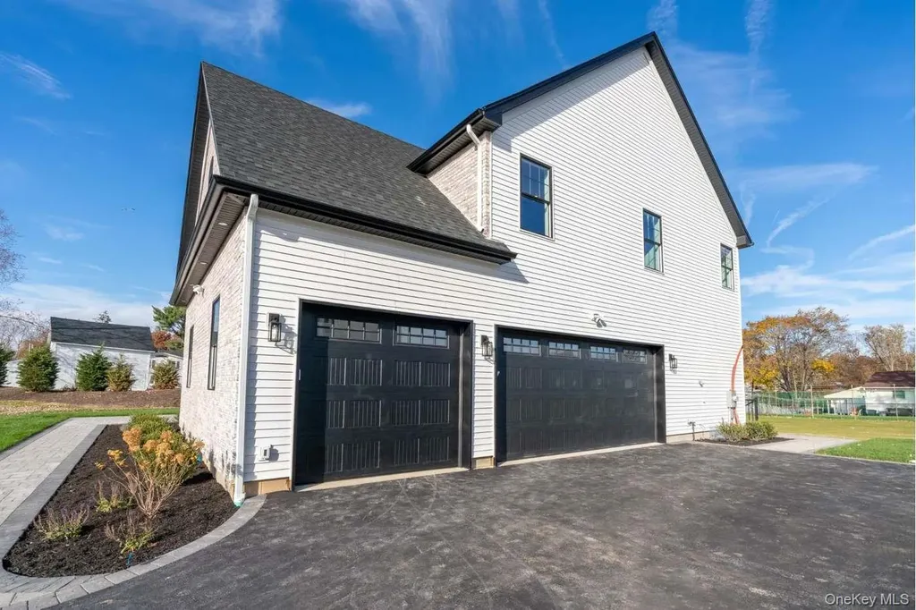 457 Pond Path East Setauket NY 11733