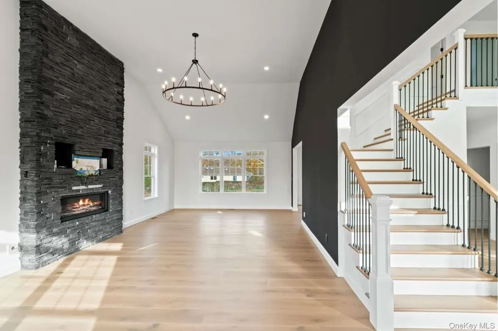457 Pond Path East Setauket NY 11733