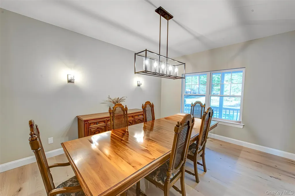 457 Pond Path East Setauket NY 11733