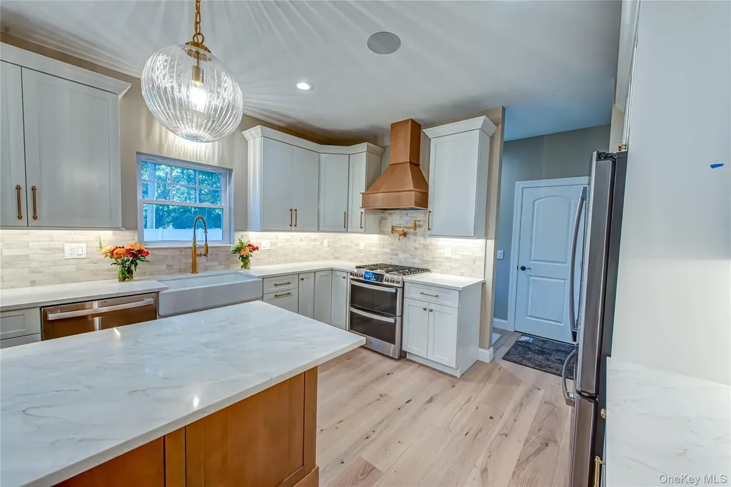 457 Pond Path East Setauket NY 11733