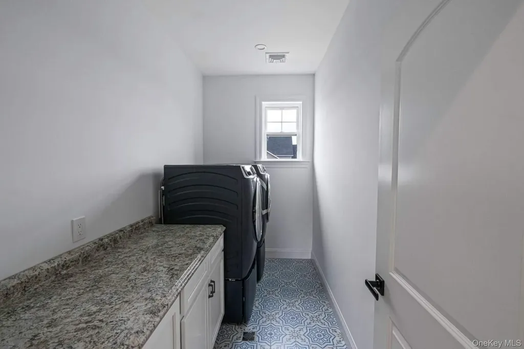 457 Pond Path East Setauket NY 11733