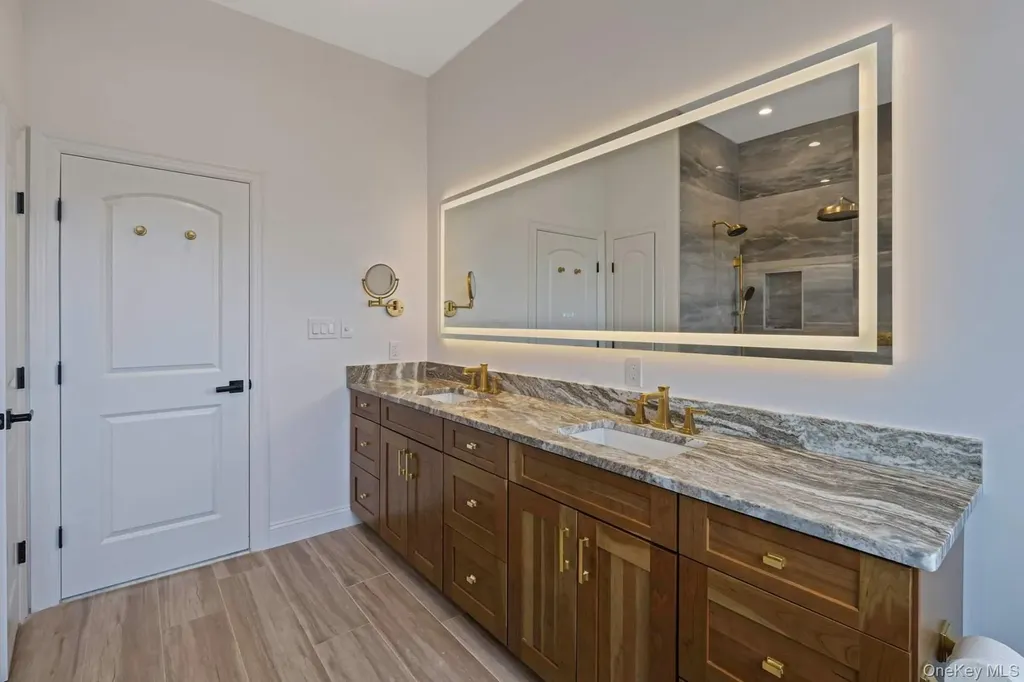 457 Pond Path East Setauket NY 11733