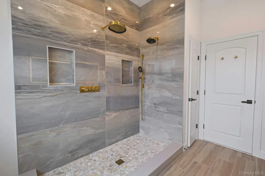 457 Pond Path East Setauket NY 11733