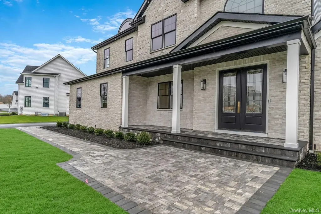 457 Pond Path East Setauket NY 11733