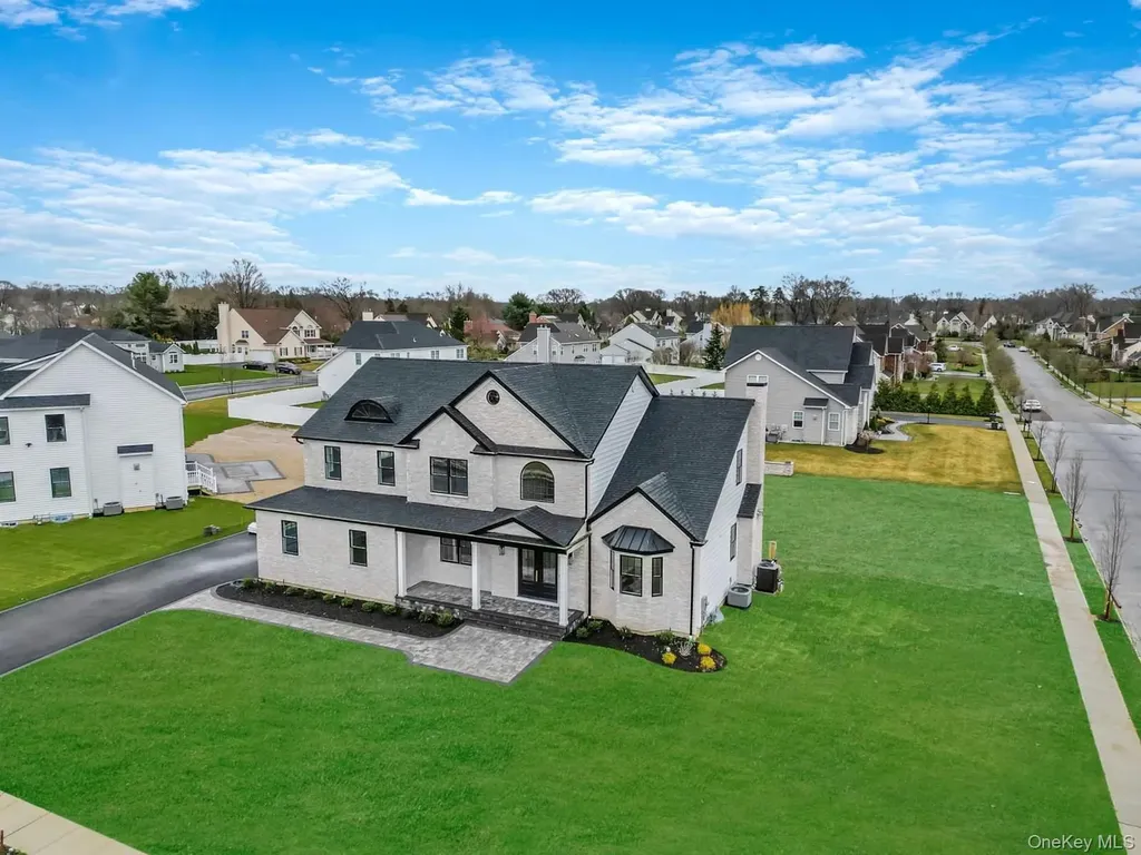 457 Pond Path East Setauket NY 11733