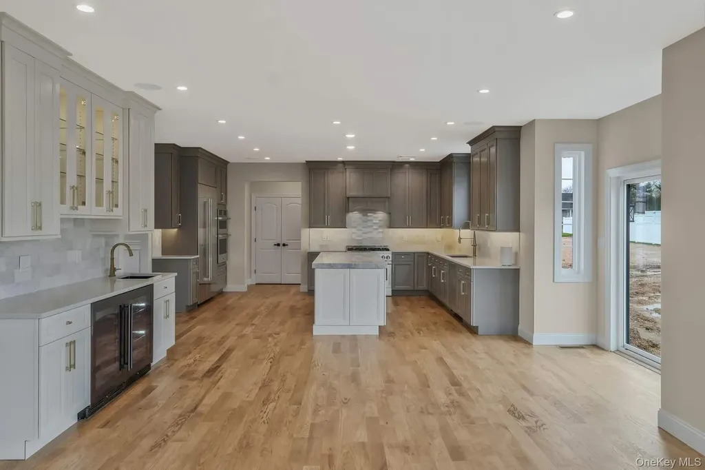 457 Pond Path East Setauket NY 11733