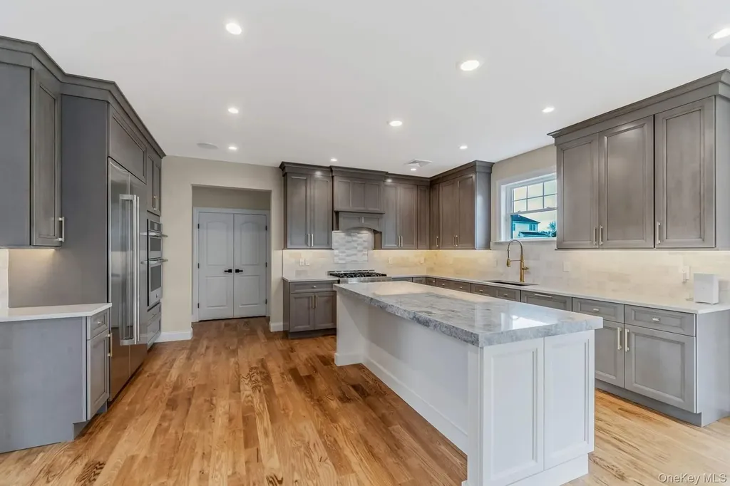 457 Pond Path East Setauket NY 11733