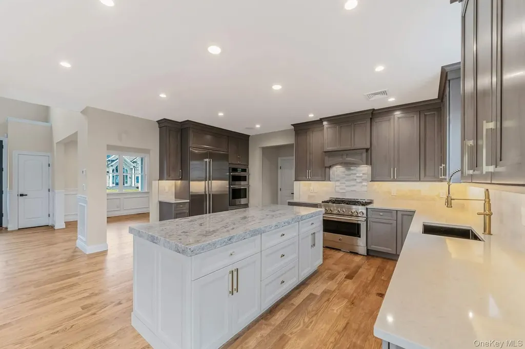 457 Pond Path East Setauket NY 11733