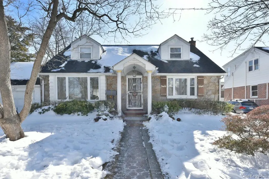 39 Greentree Road Mineola NY 11501
