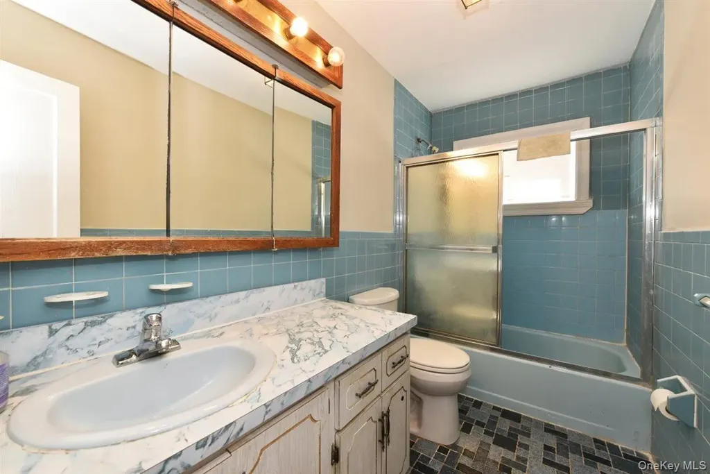39 Greentree Road Mineola NY 11501