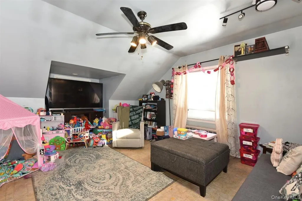 39 Greentree Road Mineola NY 11501