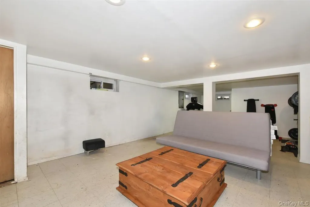 39 Greentree Road Mineola NY 11501