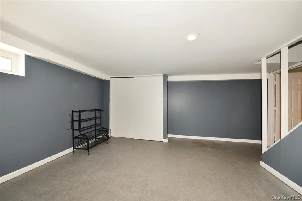 39 Greentree Road Mineola NY 11501