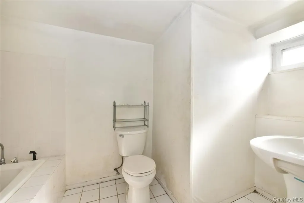 39 Greentree Road Mineola NY 11501