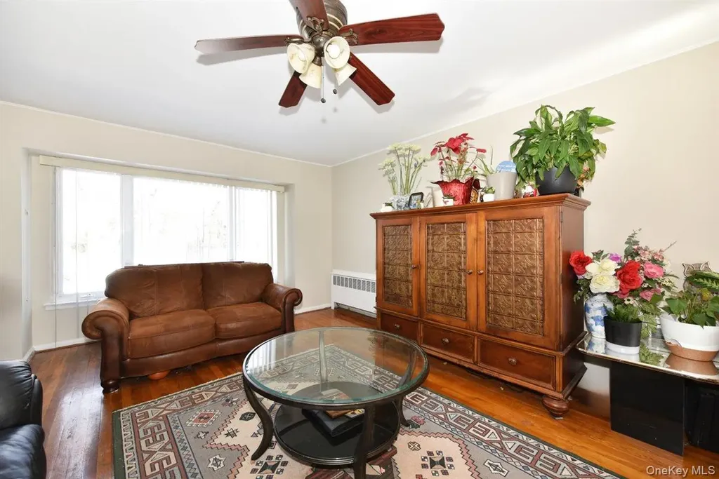 39 Greentree Road Mineola NY 11501