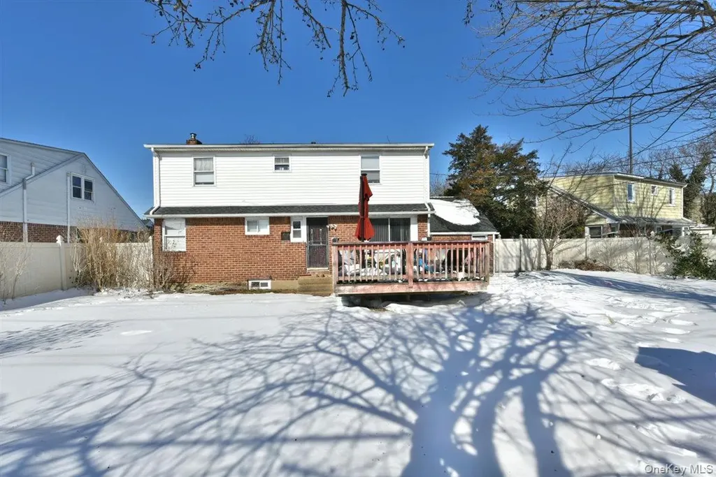 39 Greentree Road Mineola NY 11501